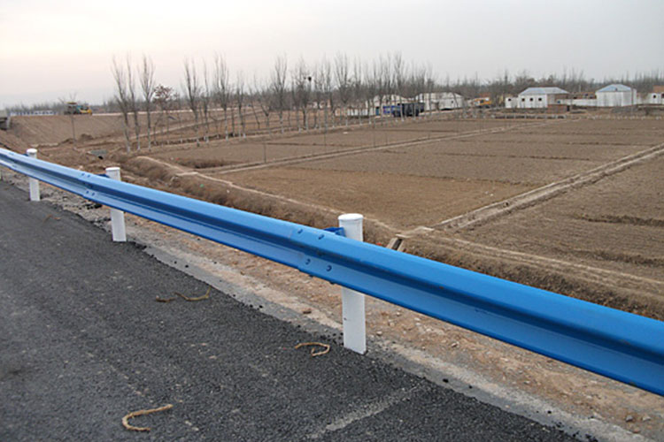 山區(qū)公路波形護(hù)欄 重慶新渝湘交通設(shè)施的噴塑護(hù)欄解決方案